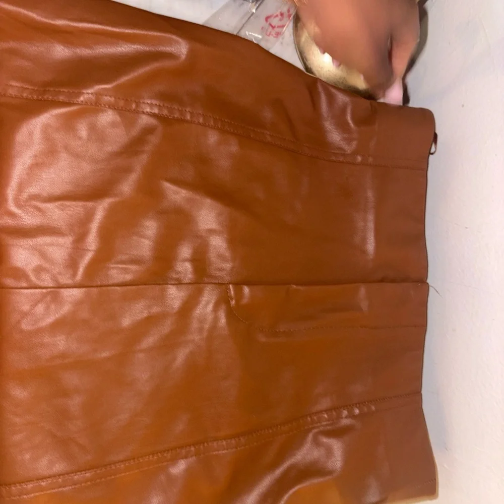 Zara Faux Leather Mini Skirt Caramel Brown High-Waist Chic Luxury Look - Picture 3 of 6